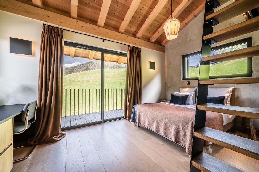 Morzine accommodation - Chalet Nelcôte - Spacious double bedroom with a balcony in eco-friendly chalet Nelcôte Morzine