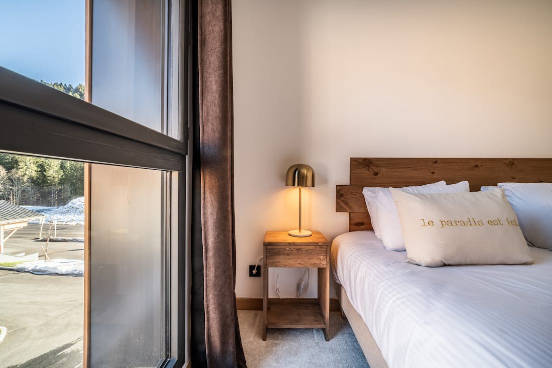 Les Gets location - Appartement Clematis - Chambre double confortable avec vue sur le paysage dans l'appartement de luxe Elouera familial à Les Gets