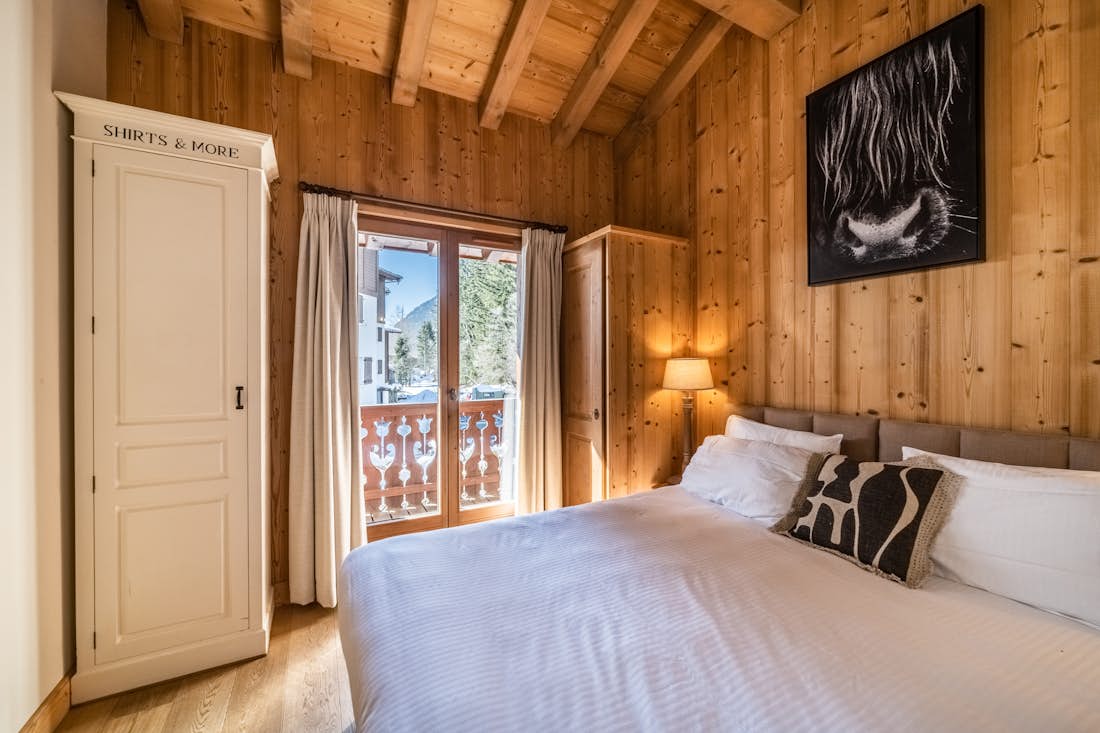 Chamonix location - Chalet Olea  - Chambre double confortable avec vue sur la montagne chalet Olea familial à Chamonix