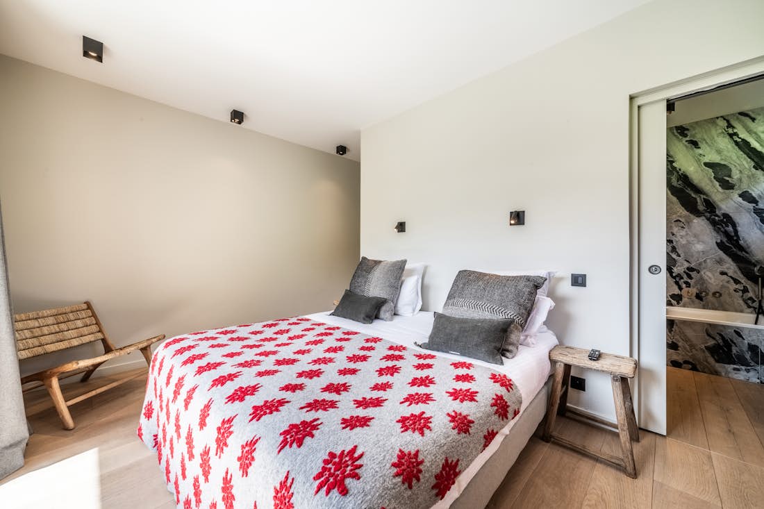 Morzine accommodation - Chalet Nelcote - Alpine double bedroom in luxury hotel services chalet Nelcôte Morzine