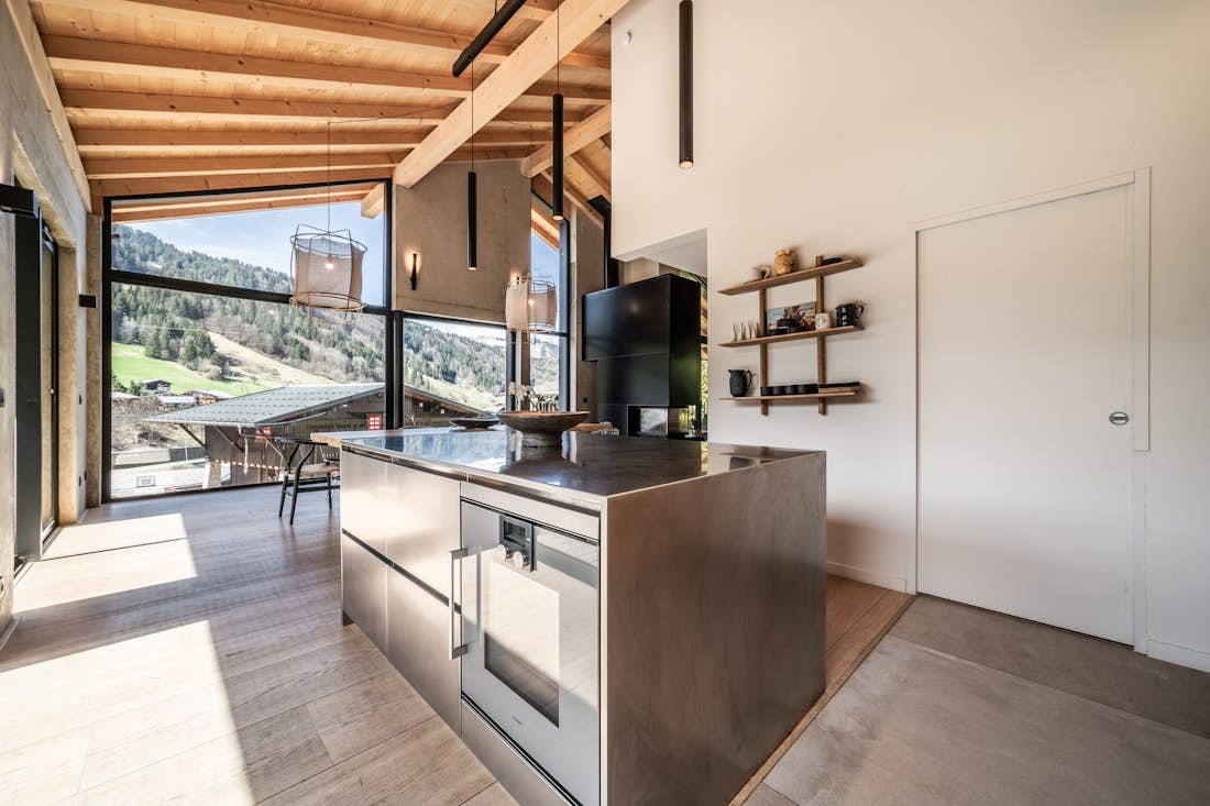Morzine accommodation - Chalet Nelcôte - Design kitchen with natural light in eco-friendly chalet Nelcôte Morzine