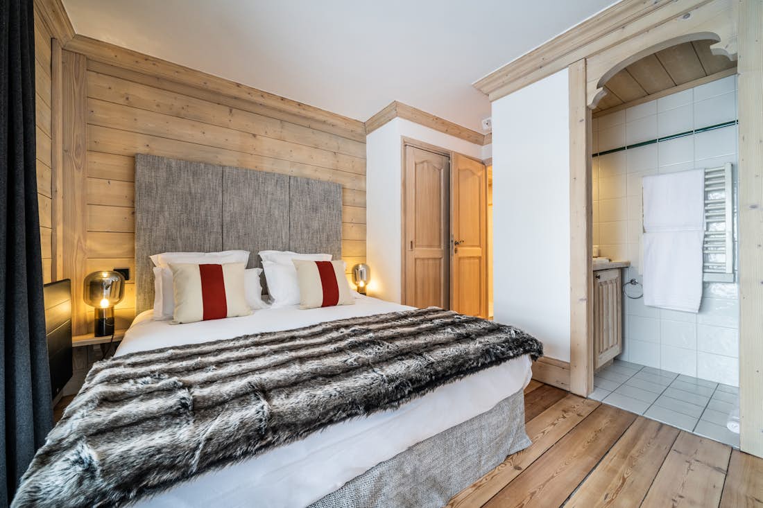 Courchevel accommodation - Apartment Mirador 1850 A - Bright double ensuite bedroom at ski in ski out apartment Mirador 1850 A Courchevel 1850
