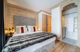 Courchevel accommodation - Apartment Mirador 1850 A - Bright double ensuite bedroom ski in ski out apartment Mirador 1850 A Courchevel 1850