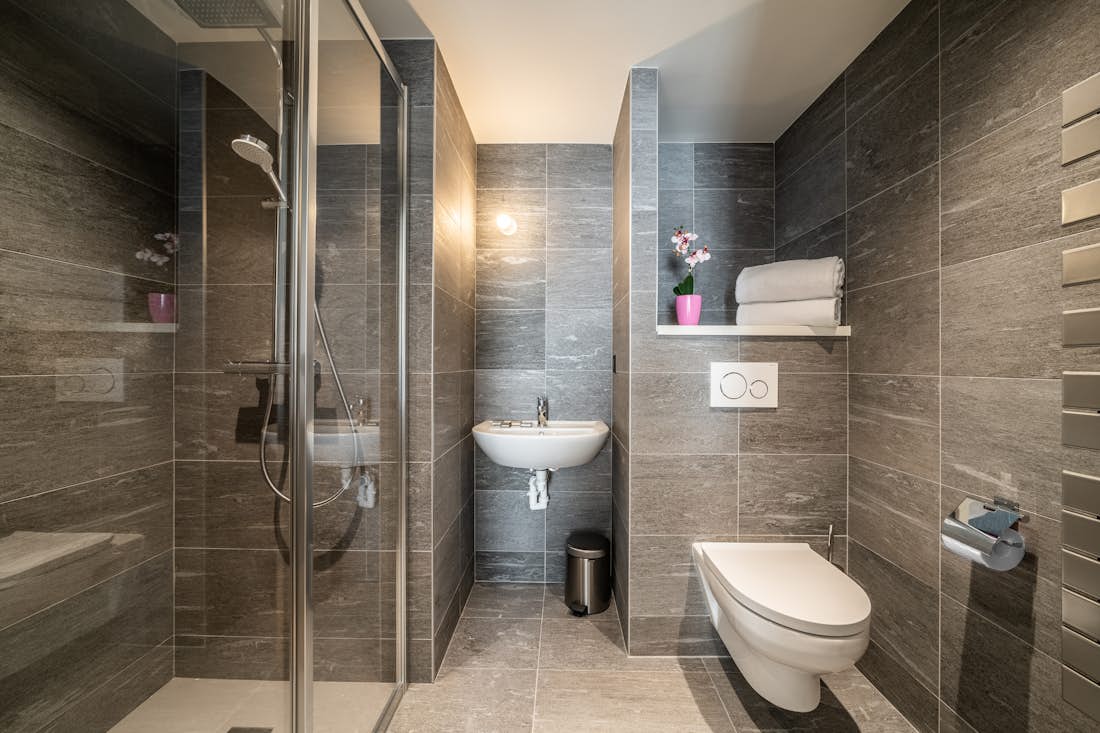 Les Gets location - Appartement Kanoko - Chambre double moderne avec salle de bain dans l'appartement de luxe Kanoko familial à Les Gets