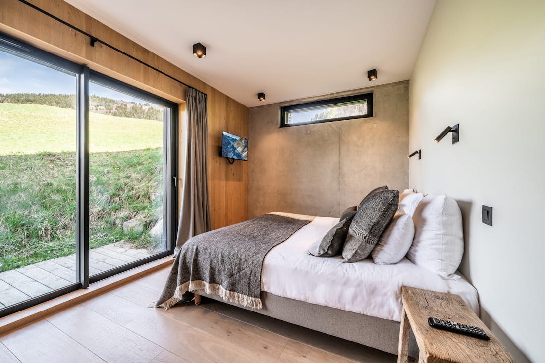 Morzine accommodation - Chalet Nelcôte - Luxury double ensuite bedroom with desk at eco-friendly chalet Nelcôte Morzine