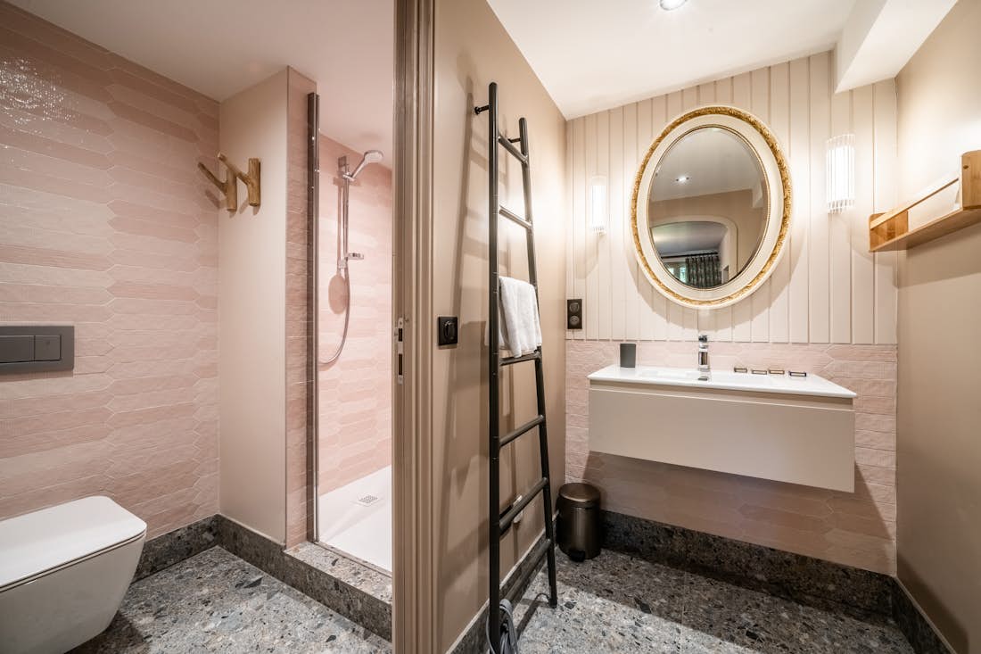 Morzine location - Chalet La Rose de Clairiere  - Chambre double moderne avec salle de bain dans chalet de luxe Azobe familial à Morzine