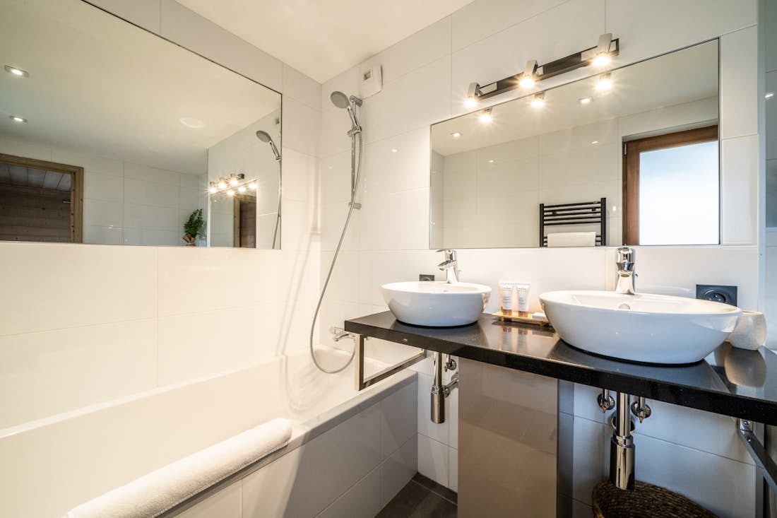 Courchevel accommodation - Apartment Cervino - Exquisite bathroom with bath tub in ski apartment Cervino Courchevel Moriond