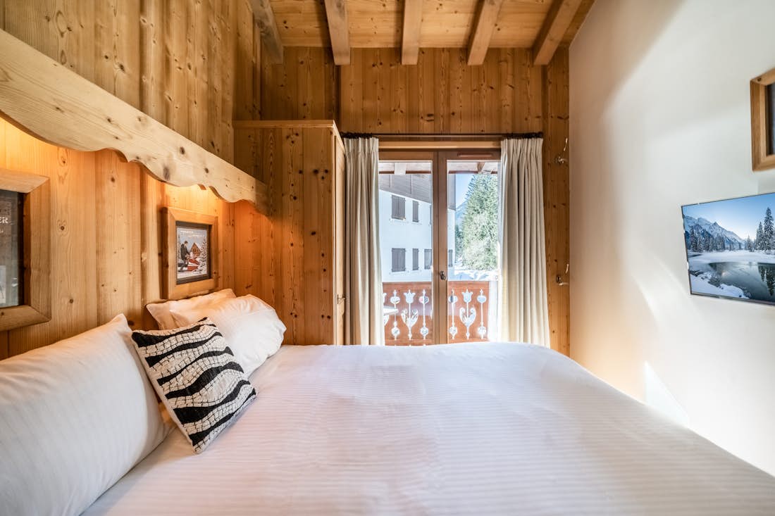 Chamonix accommodation - Chalet Olea  - Cosy double bedroom with mountain views at family chalet Olea in Chamonix