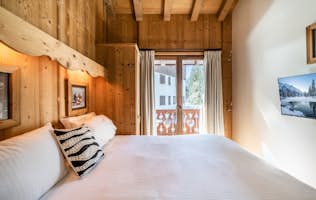 Chamonix accommodation - Chalet Olea  - Cosy double bedroom mountain views family chalet Olea Chamonix