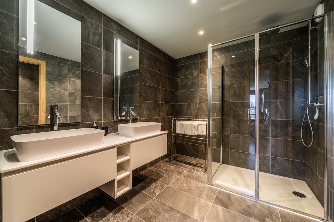 Modern bathroom walk-in shower mountain views apartment Cortirion Megève