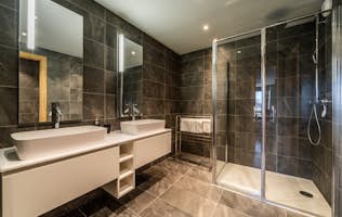 Megeve accommodation - Apartment Cortirion - Modern bathroom with walk-in shower at mountain views apartment Cortirion in Megève Megeve accommodation - Apartment Cortirion - Modern bathroom walk-in shower mountain views apartment Cortirion Megève