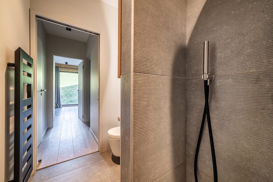 Morzine accommodation - Chalet Nelcote - Ensuite bathroom with bath and natural stone tiles in eco-friendly chalet Nelcôte Morzine 