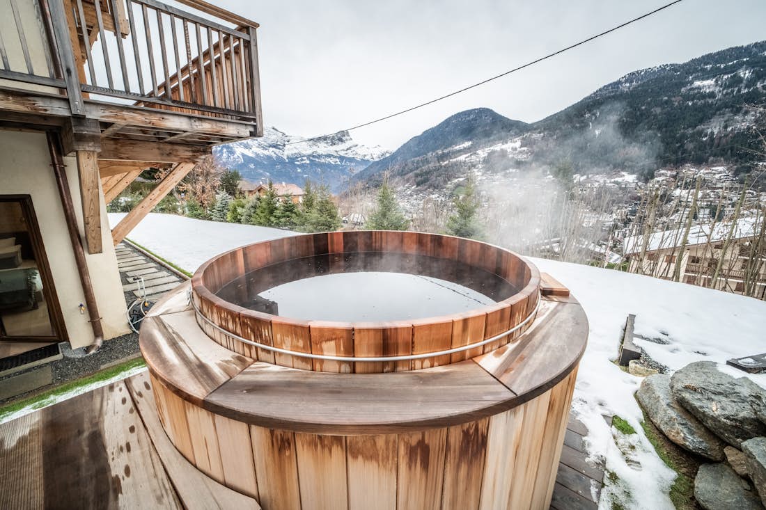 Outdoor hot tub mountain views ski chalet Arande Saint Gervais