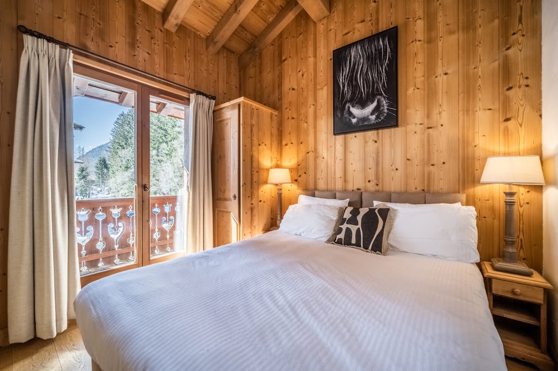 Chambre double confortable vue montagne chalet familial Olea Chamonix