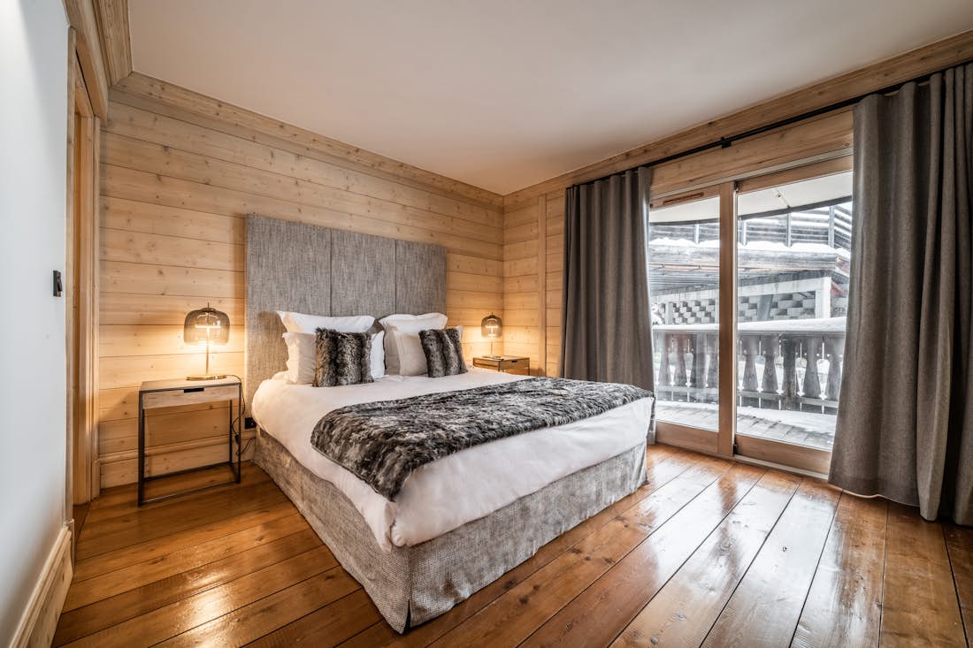 Courchevel accommodation - Apartment Mirador 1850 B - Cosy double bedroom with landscape views at ski apartment Mirador 1850 B Courchevel 1850