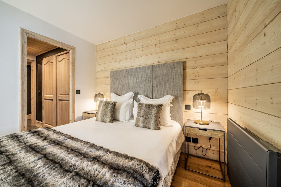 Courchevel accommodation - Apartment Mirador 1850 B - Bright double bedroom in ski in ski out apartment Mirador 1850 B Courchevel 1850
