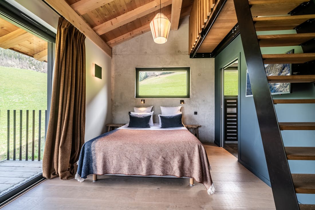 Morzine accommodation - Chalet Nelcôte - Contemporary double bedroom with bed linen in eco-friendly chalet Nelcôte Morzine