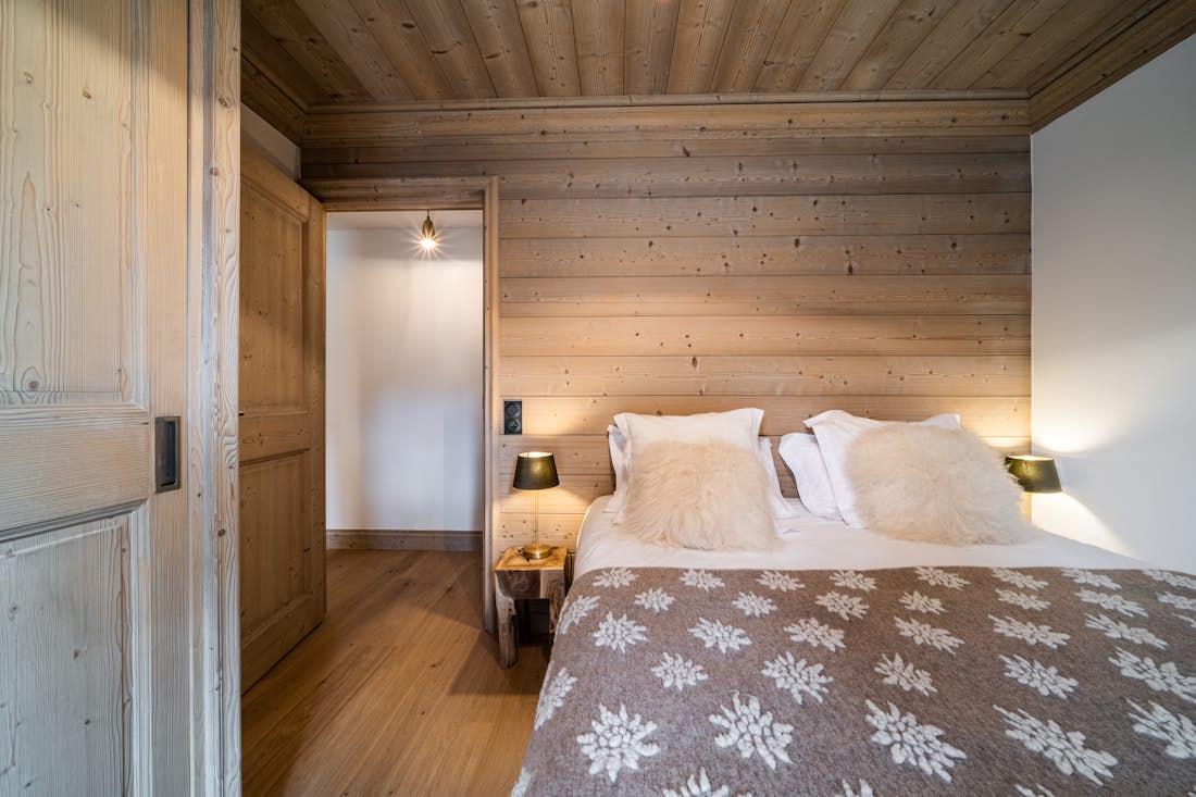 Courchevel accommodation - Apartment Cervino - Cosy double bedroom at ski apartment Cervino Courchevel Moriond