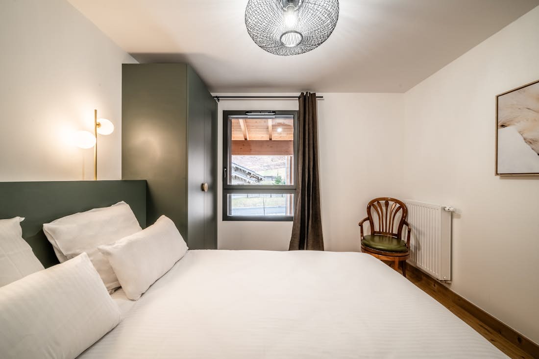 Les Gets location - Appartement Edelweiss - Chambre double confortable avec vue sur le paysage dans l'appartement de luxe Elouera familial à Les Gets