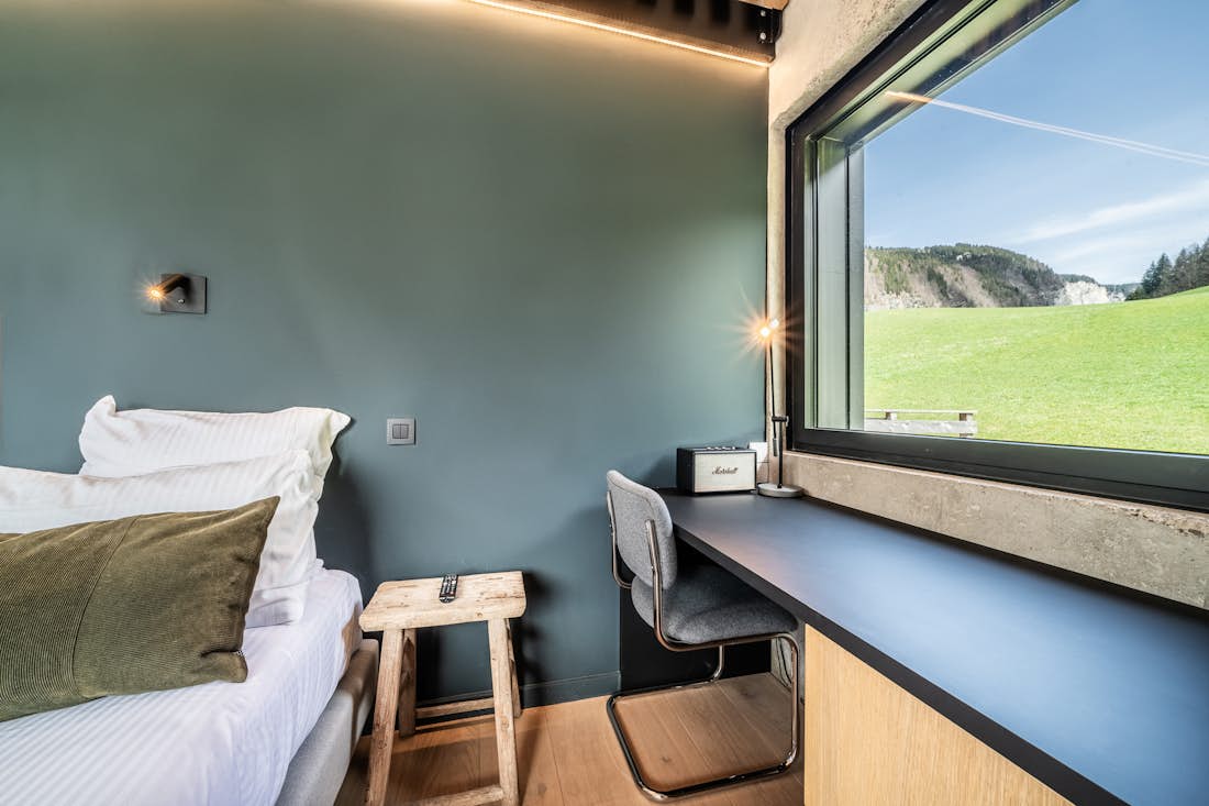 Morzine location - Chalet Nelcôte - Chambre double confortable avec linge de lit et vue sur le paysage dans chalet Nelcôte à Morzine