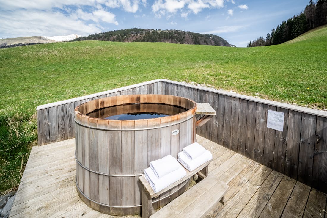 Morzine accommodation - Chalet Nelcôte - Outdoor hot tub with mountain views hotel services chalet Nelcôte Morzine