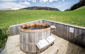 Morzine accommodation - Chalet Nelcote - Outdoor hot tub mountain views hotel services chalet Nelcôte Morzine
