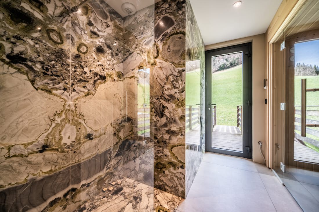 Morzine location - Chalet Nelcôte - Sauna et salle de douche en pierre naturelle dans le chalet de services hôteliers Nelcôte Morzine