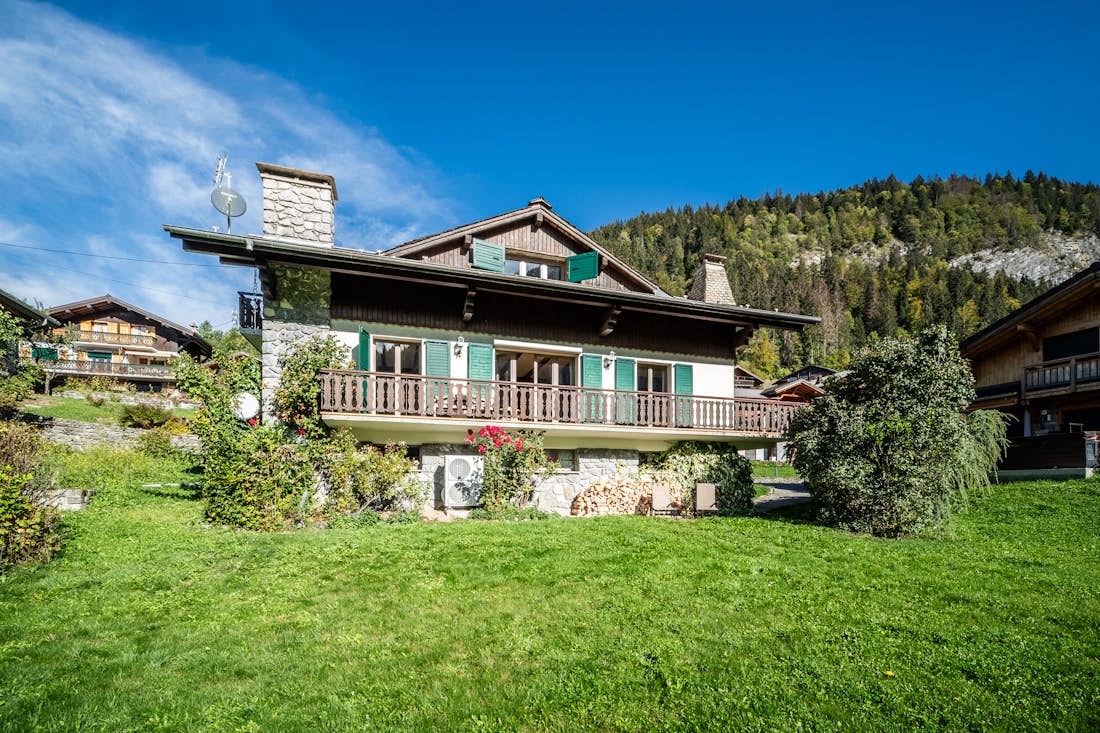 Morzine accommodation - Chalet La Rose de Clairiere  - Exterior of the building with mountain views in La Rose en Clairiere Morzine