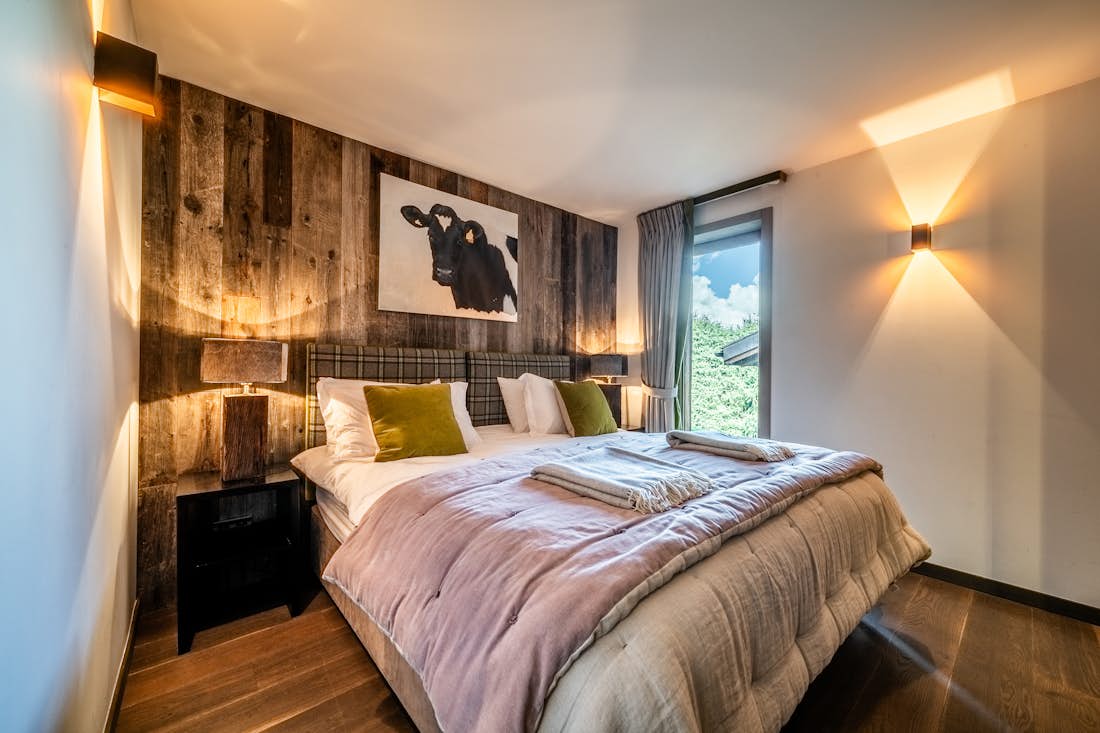 Combloux accommodation - Chalet Purdey - Cosy double bedroom at mountain views Chalet Purdey in Combloux