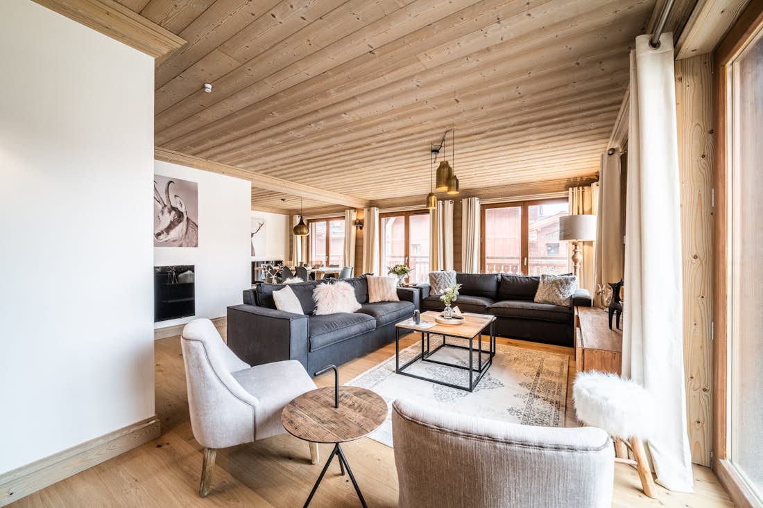 Courchevel accommodation - Apartment Cervino - Spacious alpine living room in family apartment Cervino Courchevel Moriond