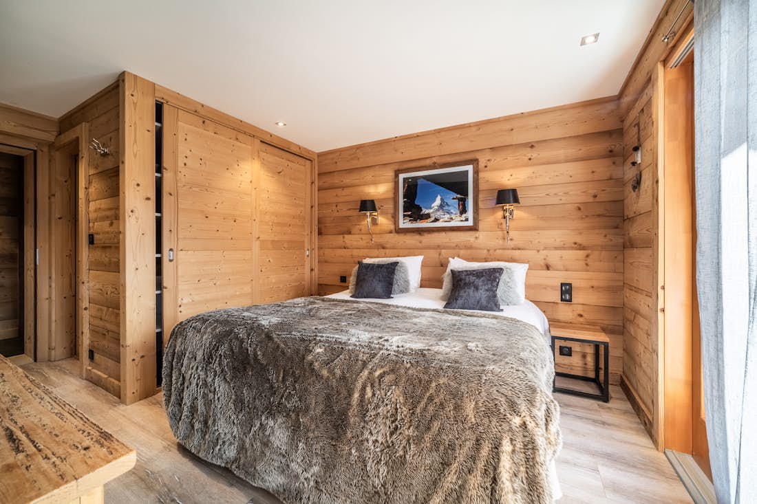 Morzine location - Chalet Heavenly - Chambre double moderne avec salle de bain dans chalet de luxe Azobe familial à Morzine