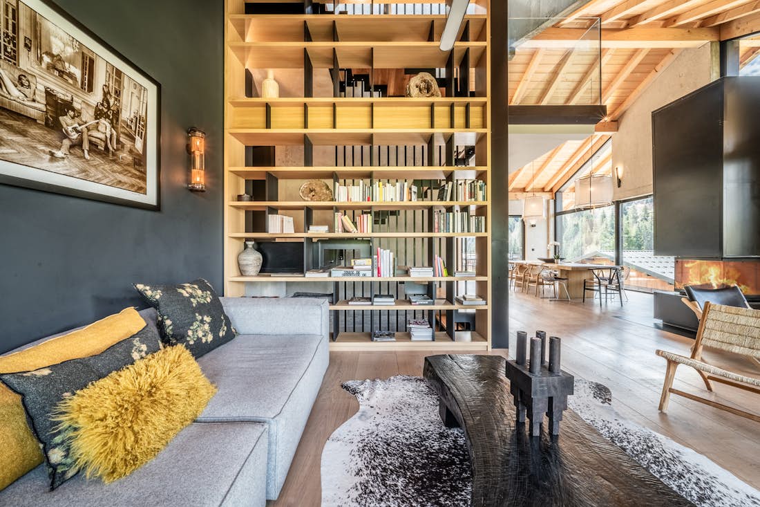 Verbier alojamiento - Chalet Nelcote - Open plan living room with light grey sofas in luxury ski chalet chalet Nelcôte Morzine
