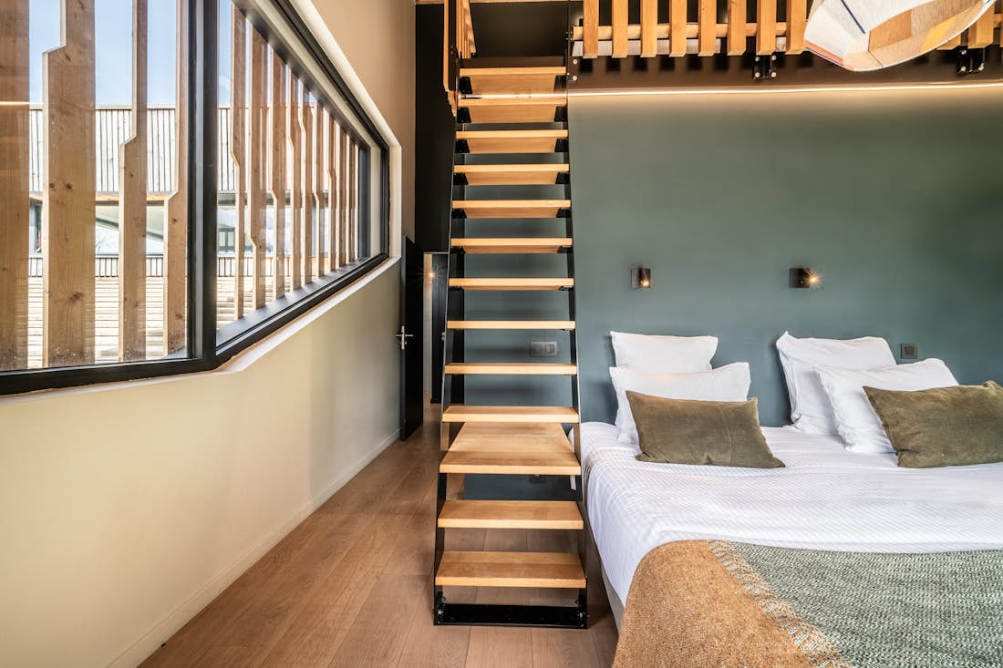 Morzine location - Chalet Nelcôte - Chambre à lits jumeaux jointe à une chambre double avec salle de bain dans le chalet écologique Nelcôte Morzine.