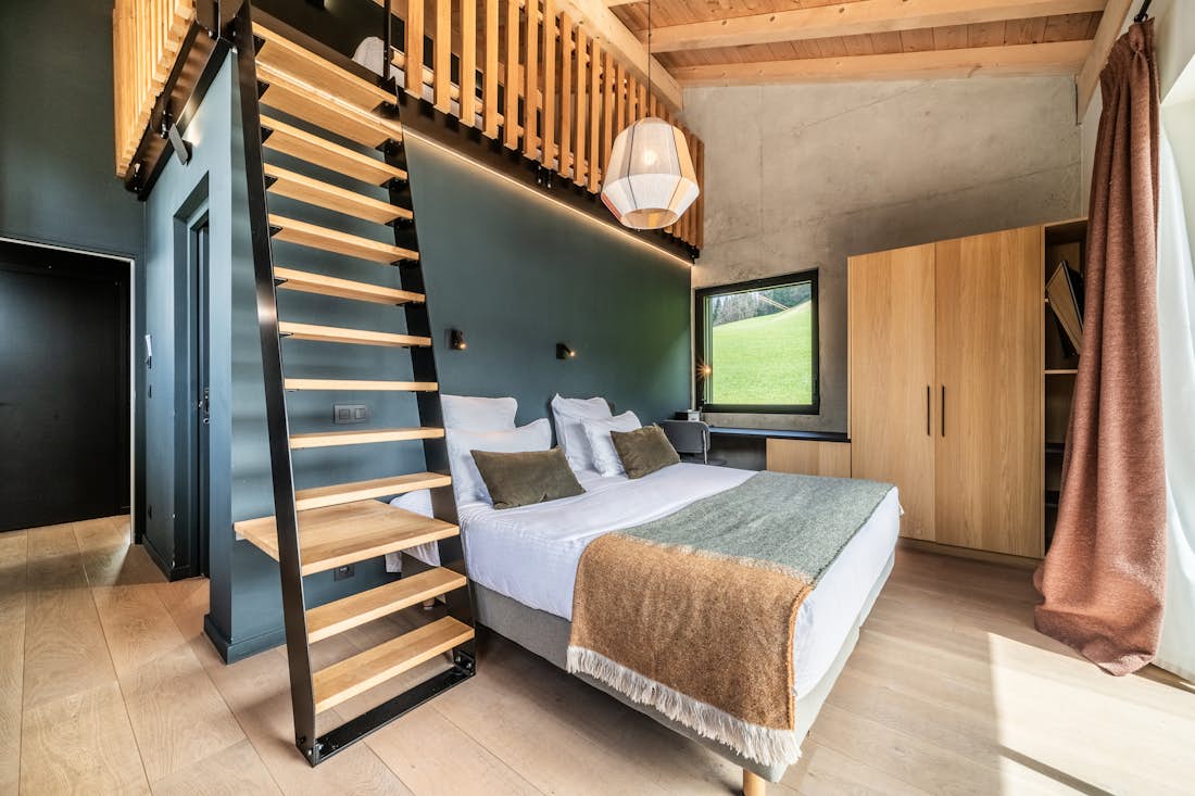 Verbier alojamiento - Chalet Nelcote - Spacious double bedroom with joining mezzanine bedroom in eco-friendly chalet Nelcôte Morzine 