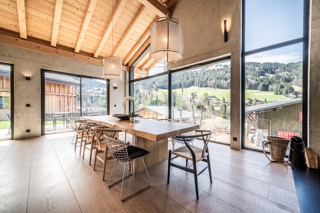 Verbier alojamiento - Chalet Nelcote - Open plan dining room with a fierplace in family chalet Nelcôte Morzine