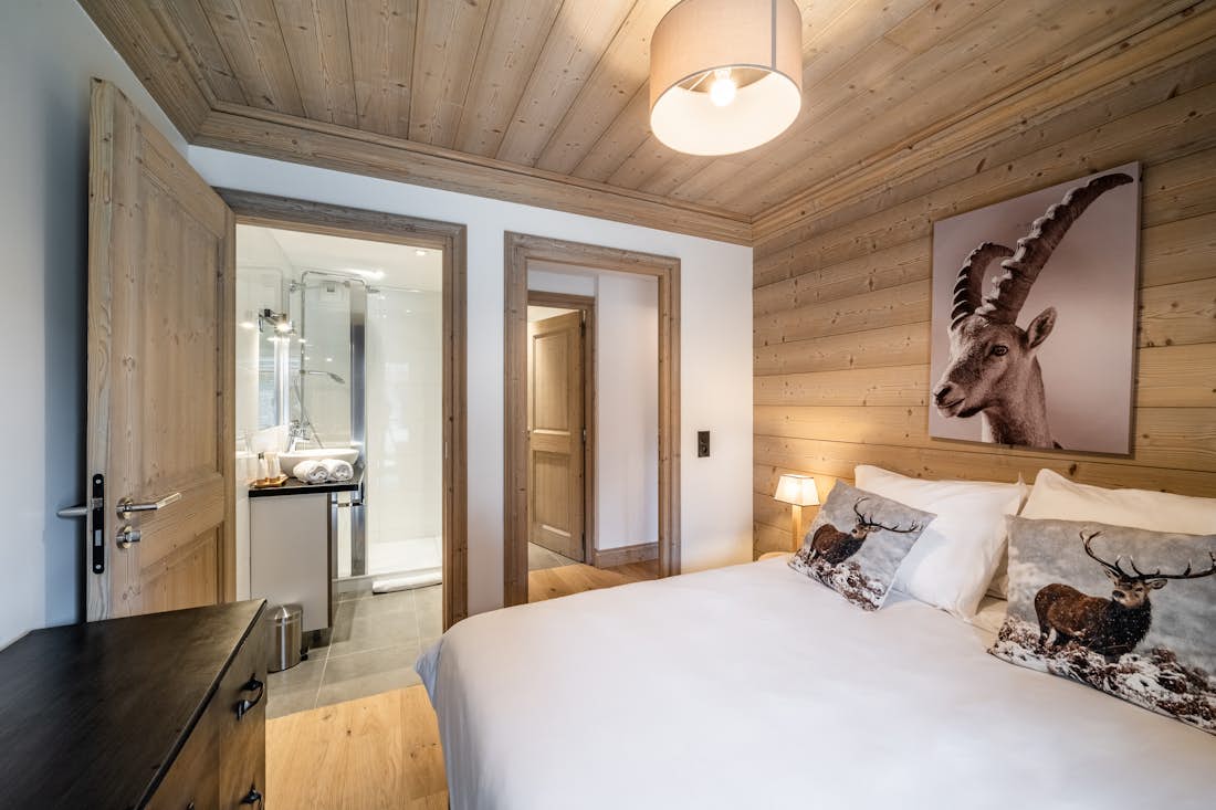 Courchevel accommodation - Apartment Cervino - Luxury double ensuite bedroom at family apartment Cervino Courchevel Moriond