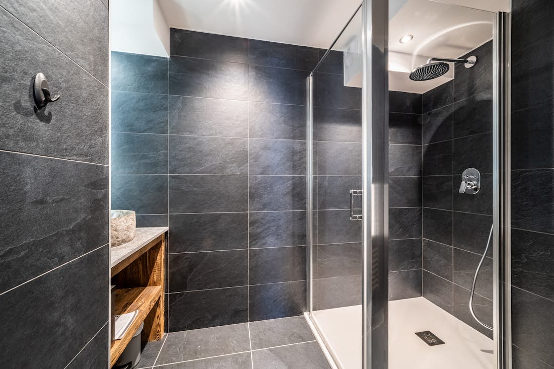 Modern bathroom walk-in shower mountain views chalet Floquet de Neu Les Gets