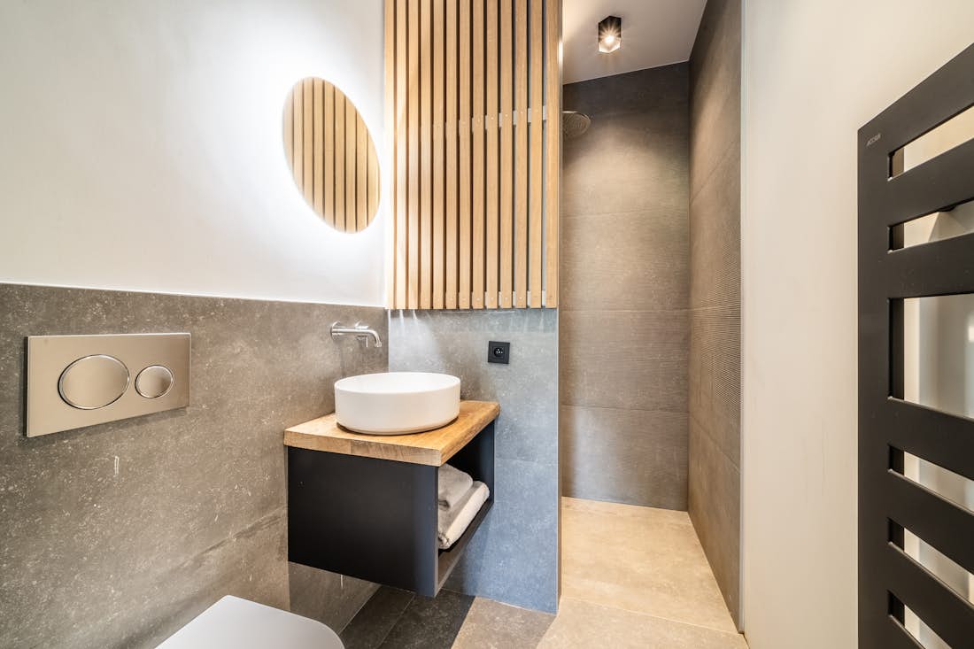 Verbier alojamiento - Chalet Nelcote - Ensuite bathroom with bath and natural stone tiles in eco-friendly chalet Nelcôte Morzine 