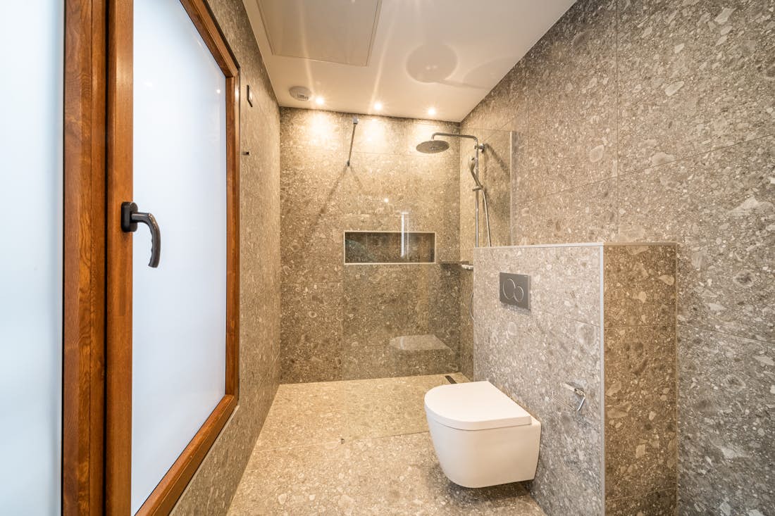 Salle de bain moderne douche à l'italienne chalet de luxe familial Arande Saint Gervais