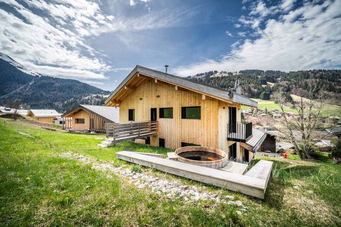 Morzine accommodation - Chalet Nelcote - Outdoor hot tub with mountain views hotel services chalet Nelcôte Morzine