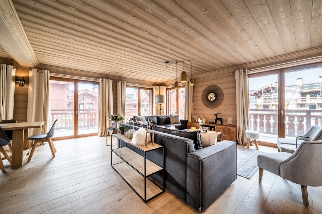 Courchevel accommodation - Apartment Cervino - Spacious alpine living room in family apartment Cervino Courchevel Moriond