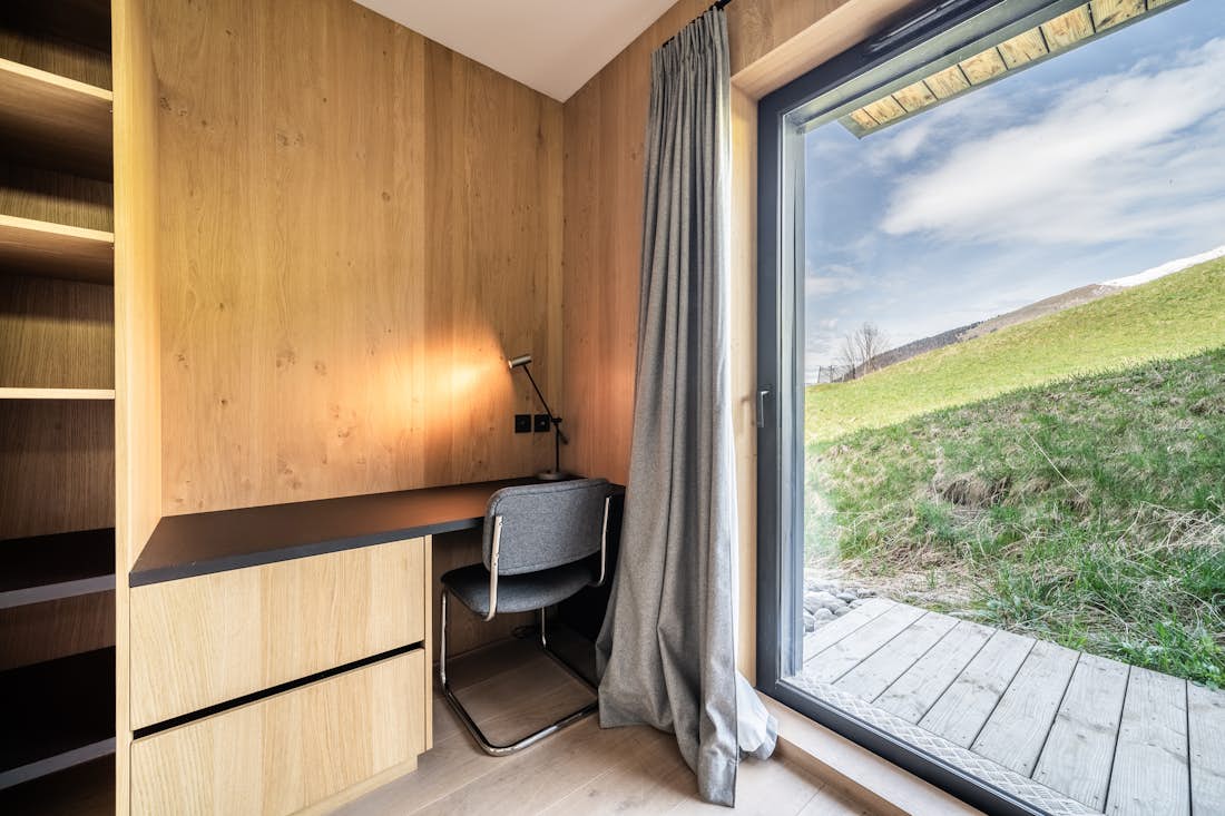 Morzine accommodation - Chalet Nelcôte - Modern bathroom with a bathtub at eco-friendly chalet Nelcôte Morzine