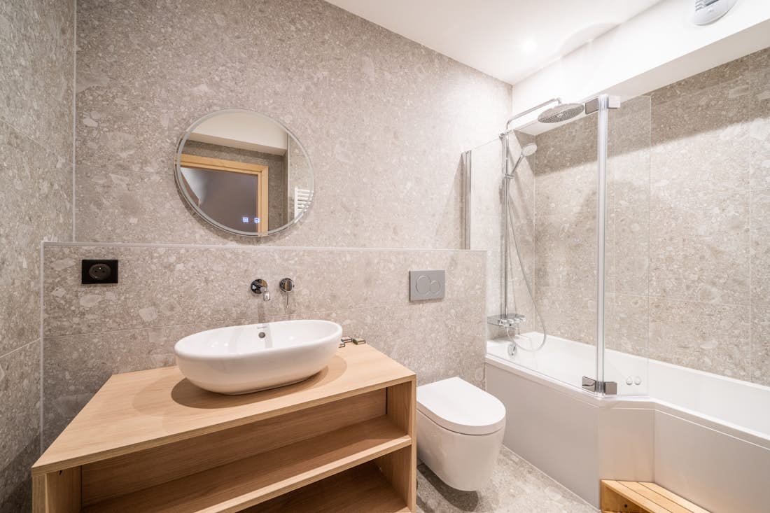 Saint-Gervais location - Chalet Arande - Salle de bain exquise avec baignoire de luxe dans chalet de luxe Arande familial à Saint Gervais
