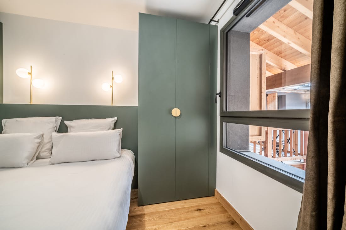 Les Gets location - Appartement Edelweiss - Chambre double confortable avec vue sur le paysage dans l'appartement de luxe Elouera familial à Les Gets