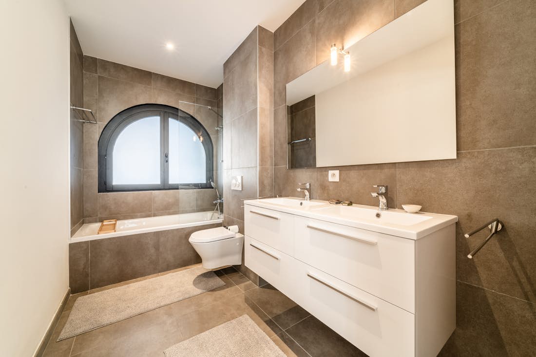 Chambre double moderne salle de bain  Le Gui appartement de luxe ski Chamonix