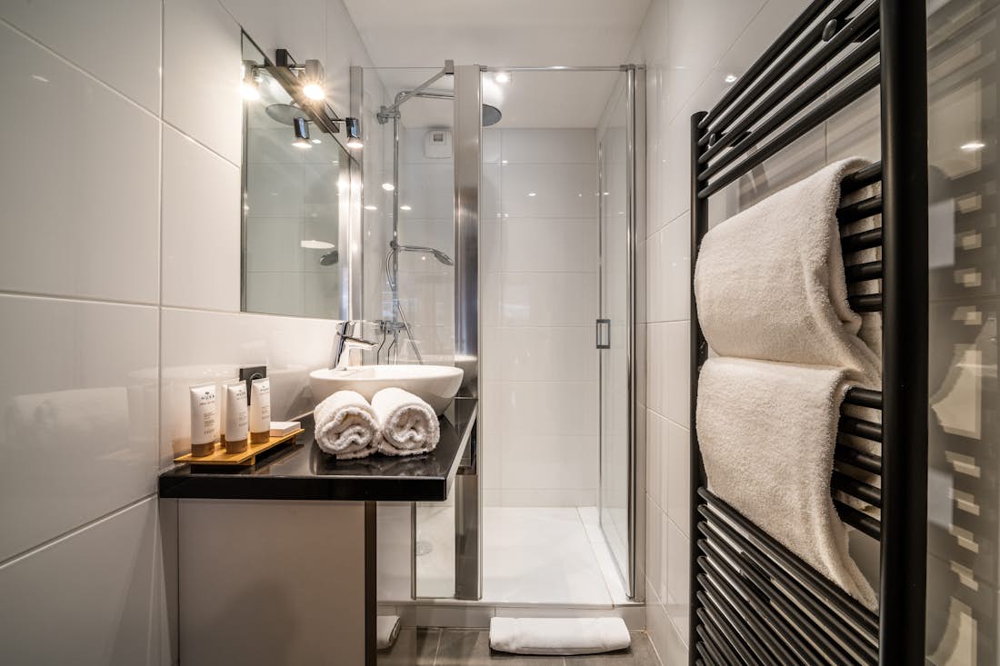 Modern bathroom amenities ski apartment Cervino Courchevel Moriond