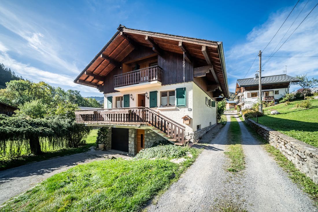 Morzine accommodation - Chalet La Rose de Clairiere  - Exterior of the building with mountain views in La Rose en Clairiere Morzine