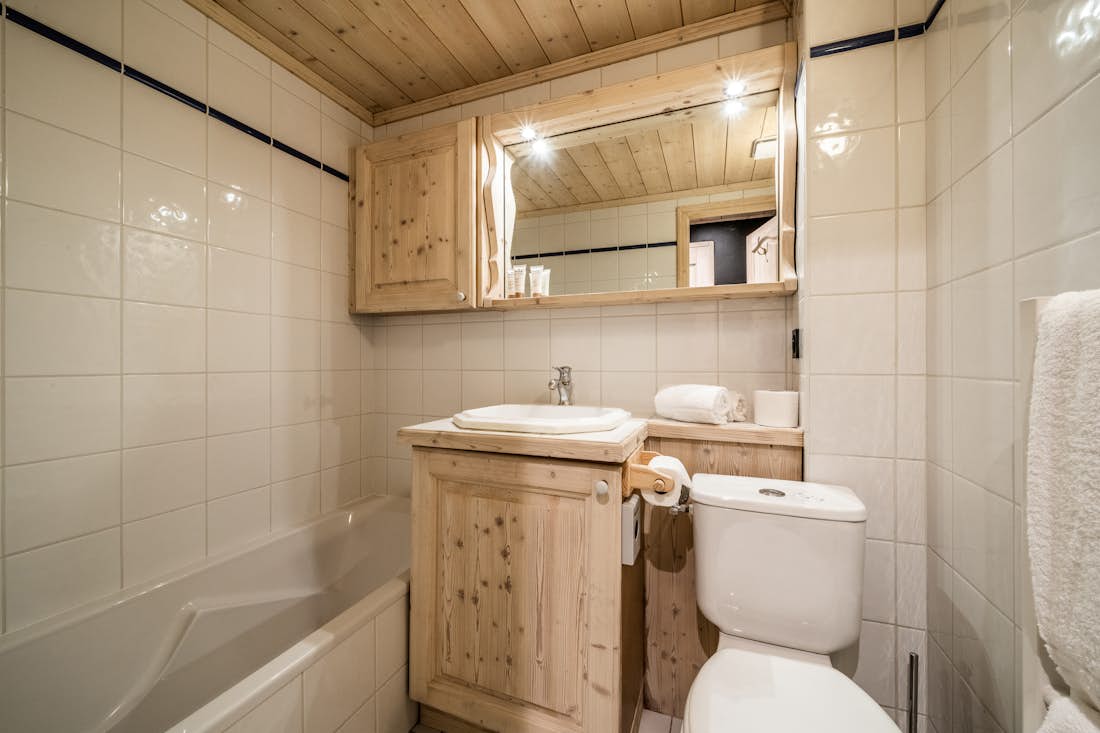 Modern bathroom bathtub ski in ski out apartment Mirador 1850 B Courchevel 1850