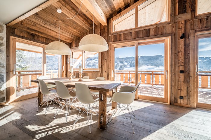 Belle salle à manger ouverte chalet de luxe vues sur la montagne Floquet de Neu Les Gets