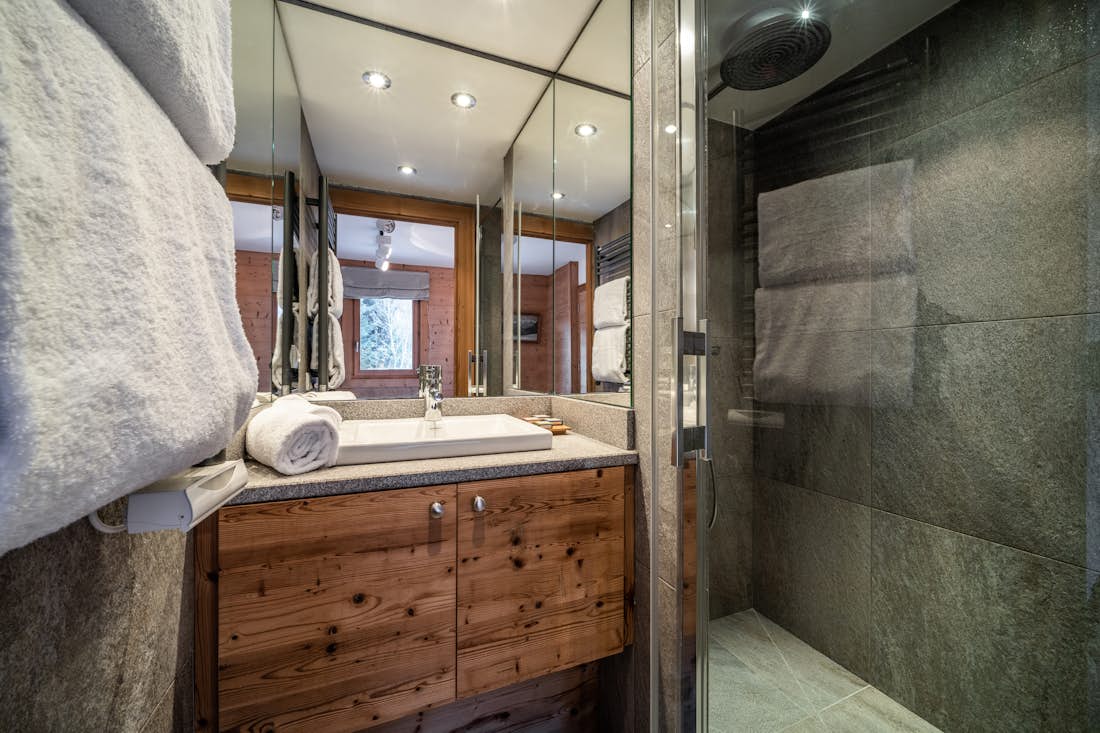 Modern bathroom walk-in shower ski apartment Valvisons Les Houches